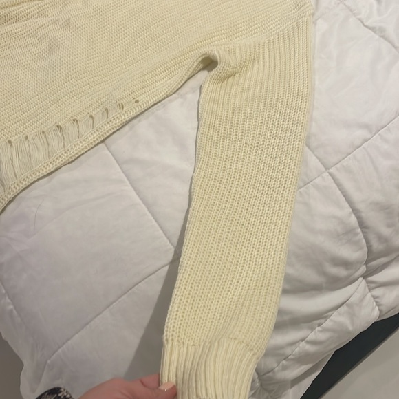 White distressed sweater never worn - Picture 4 of 5